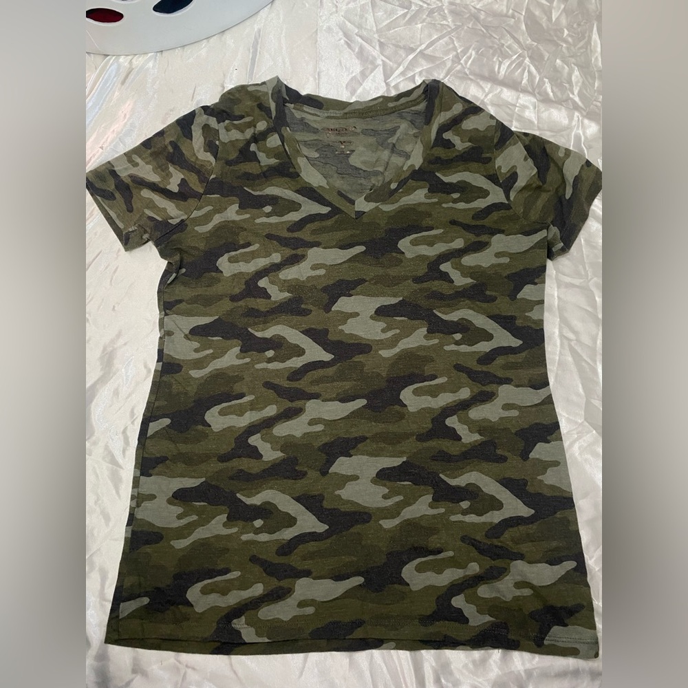🔥 2/$12 camo v neck